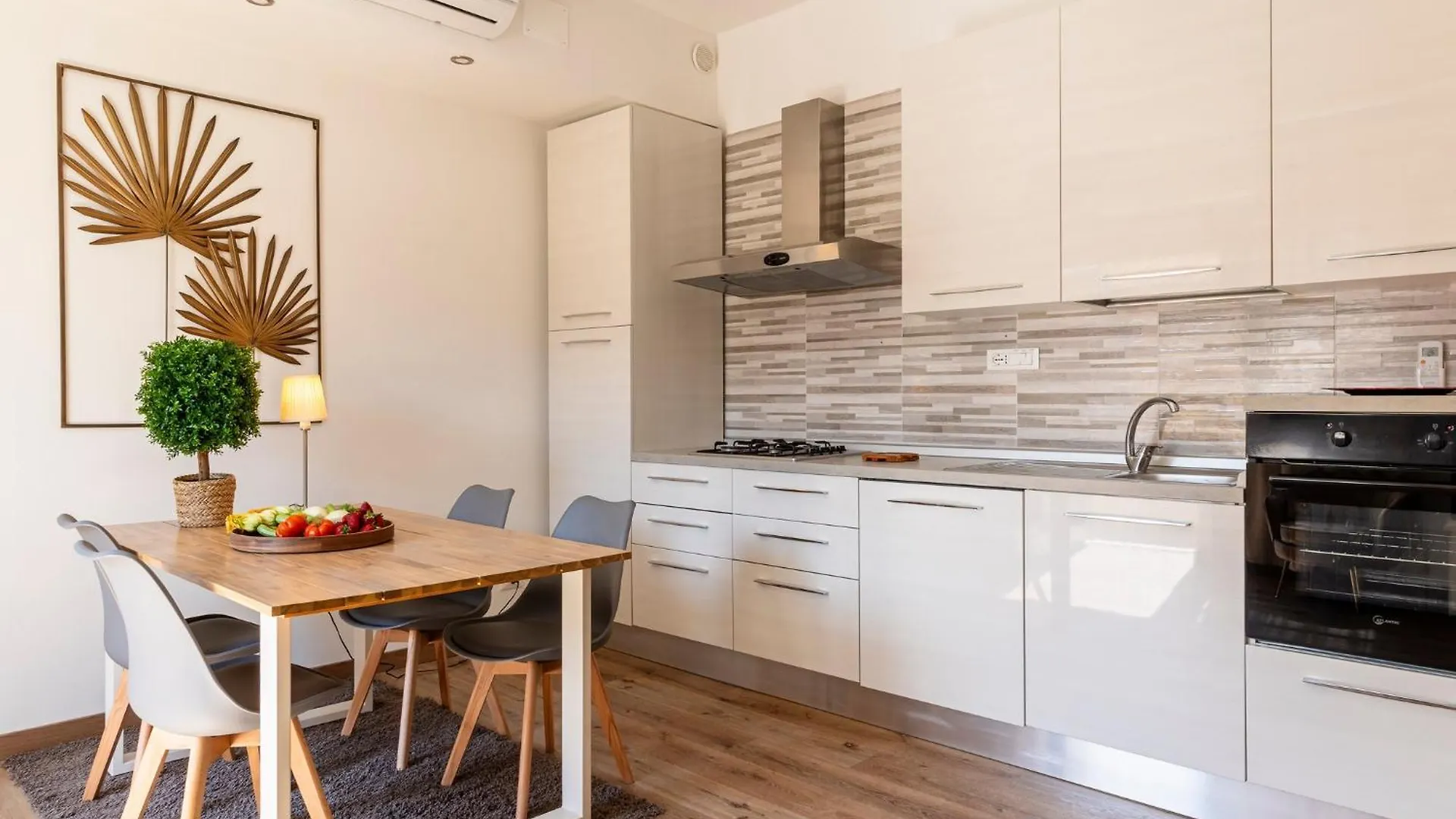 Livorno Central And Modern 2 Apts & 1 Room!