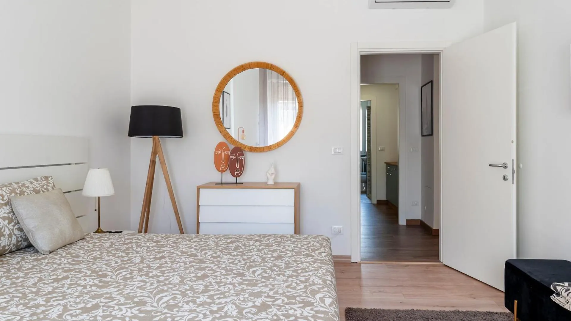 Livorno Central And Modern 2 Apts & 1 Room! 0*,