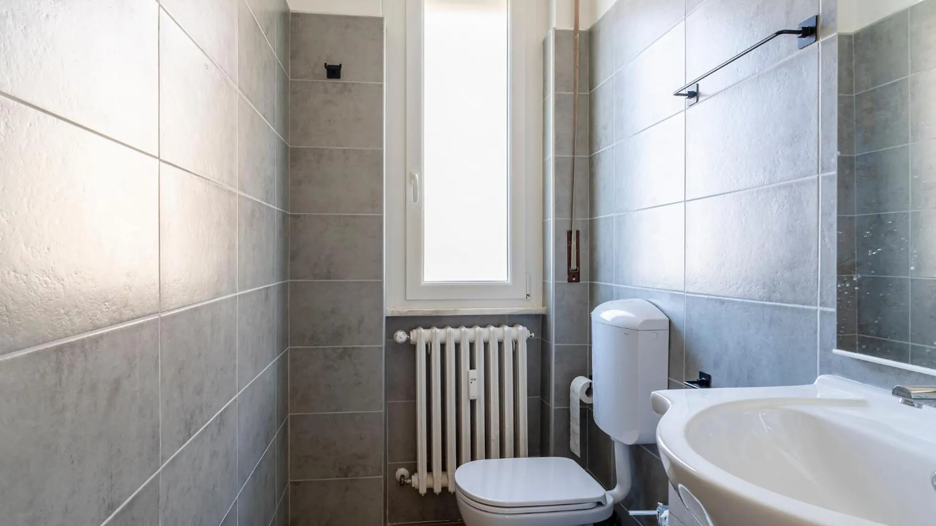 Livorno Central And Modern 2 Apts & 1 Room! Italy
