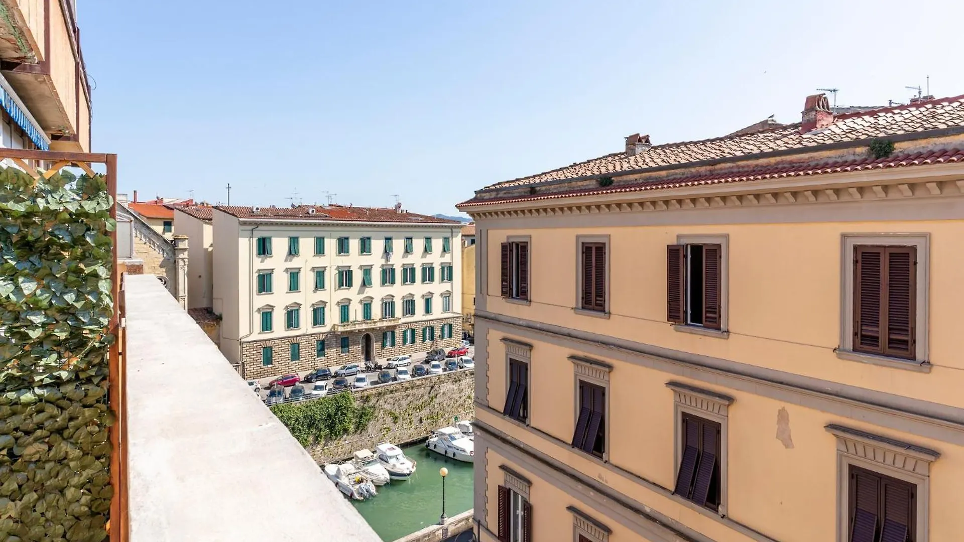 Livorno Central And Modern 2 Apts & 1 Room! Apartment