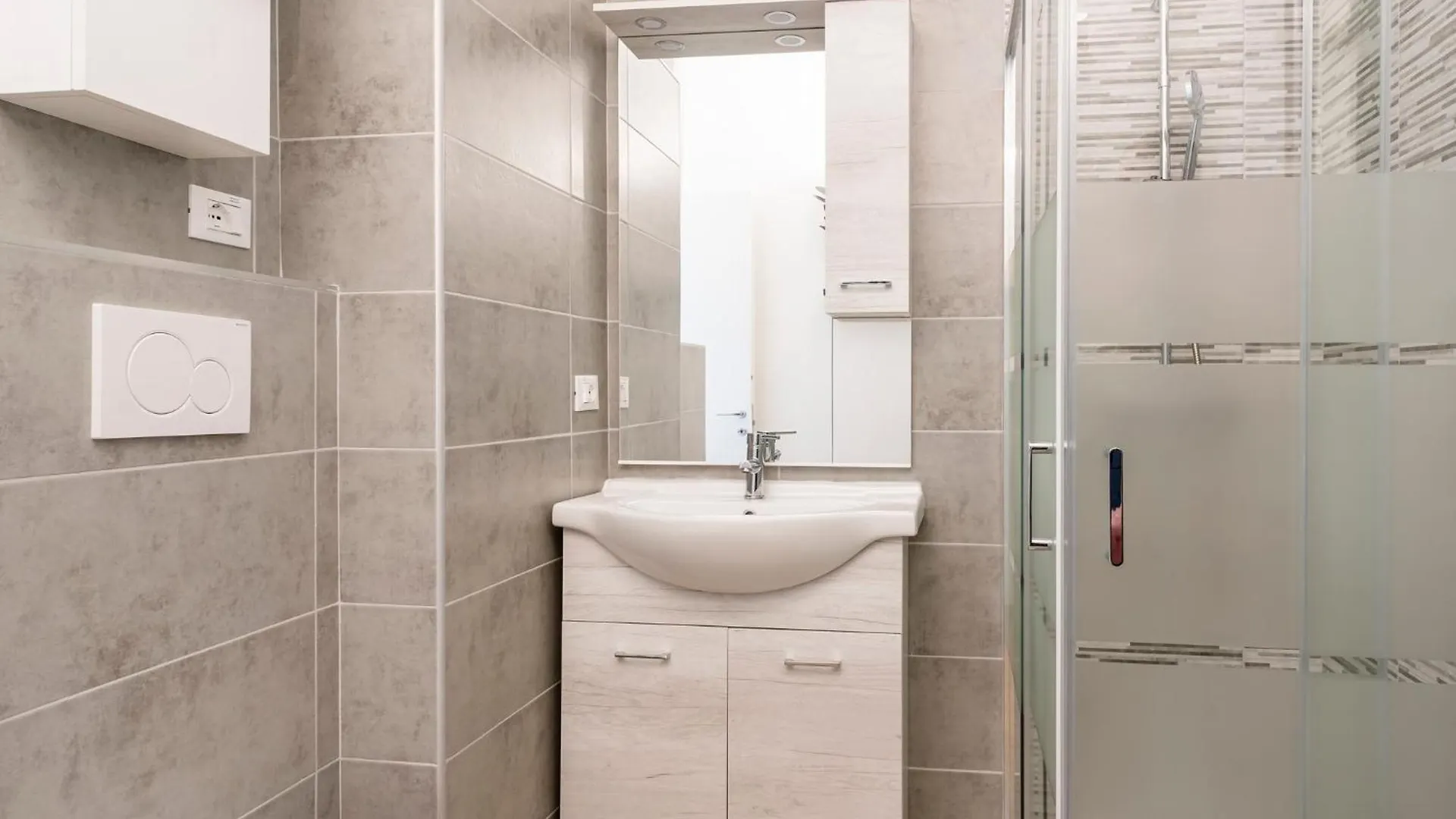 Apartment Livorno Central And Modern 2 Apts & 1 Room!